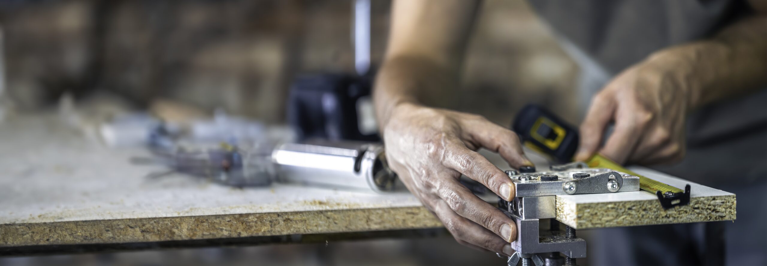 Geste de précision à l’atelier : mesure et assemblage du bois